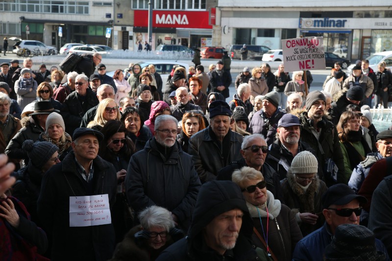 Održano protestno okupljanje potrošača ispred Hrvatske narodne banke (HNB)