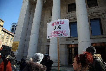 Održano protestno okupljanje potrošača ispred Hrvatske narodne banke (HNB)