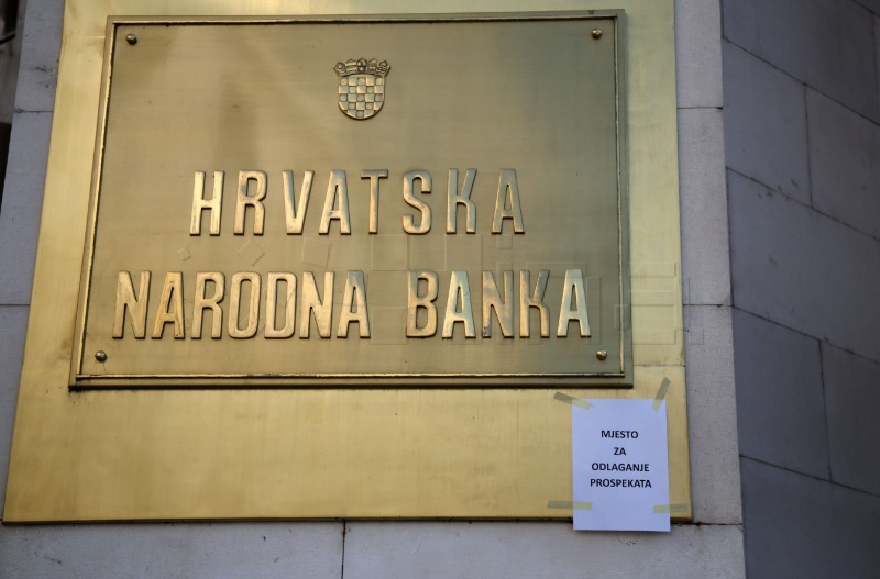 Održano protestno okupljanje potrošača ispred Hrvatske narodne banke (HNB)