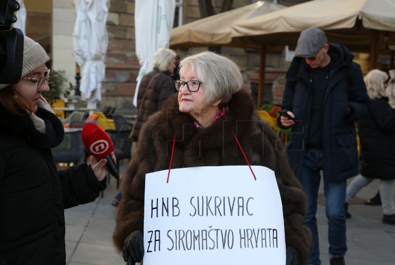 Održano protestno okupljanje potrošača ispred Hrvatske narodne banke (HNB)