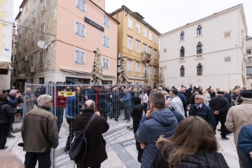  Split : Mirni prosvjed povodom uklanjanja štandarca s Pjace