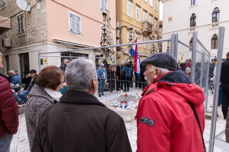  Split : Mirni prosvjed povodom uklanjanja štandarca s Pjace