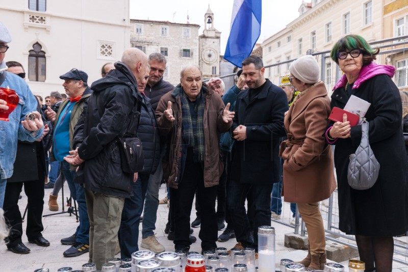  Split : Mirni prosvjed povodom uklanjanja štandarca s Pjace