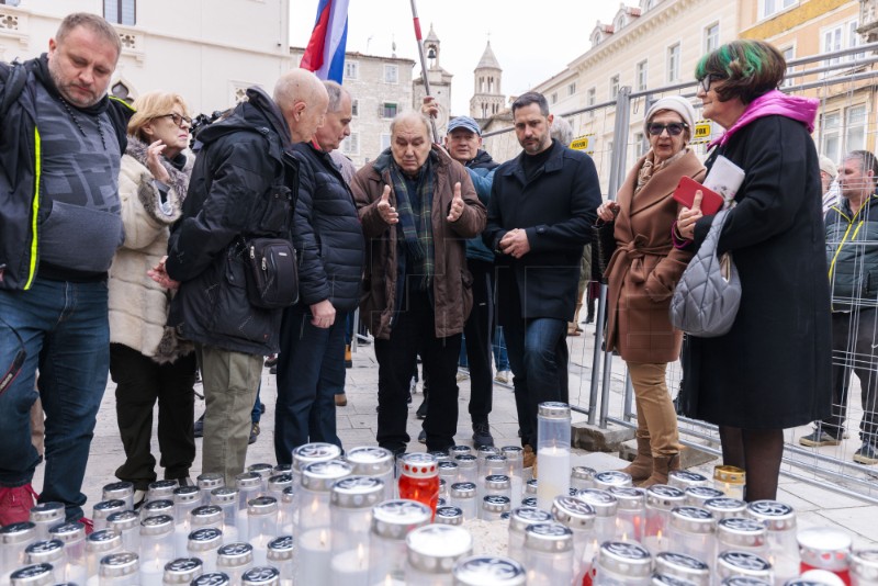  Split : Mirni prosvjed povodom uklanjanja štandarca s Pjace