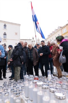  Split : Mirni prosvjed povodom uklanjanja štandarca s Pjace