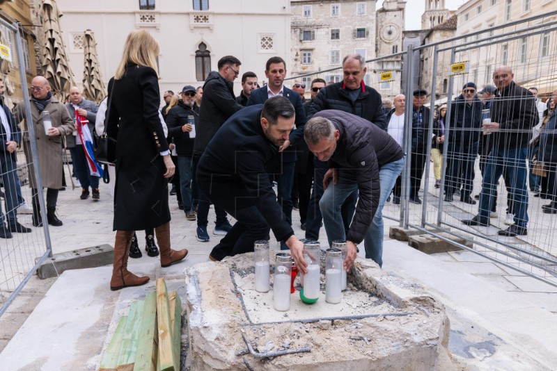  Split : Mirni prosvjed povodom uklanjanja štandarca s Pjace