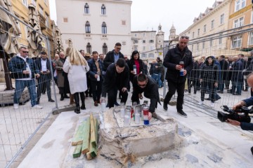  Split : Mirni prosvjed povodom uklanjanja štandarca s Pjace