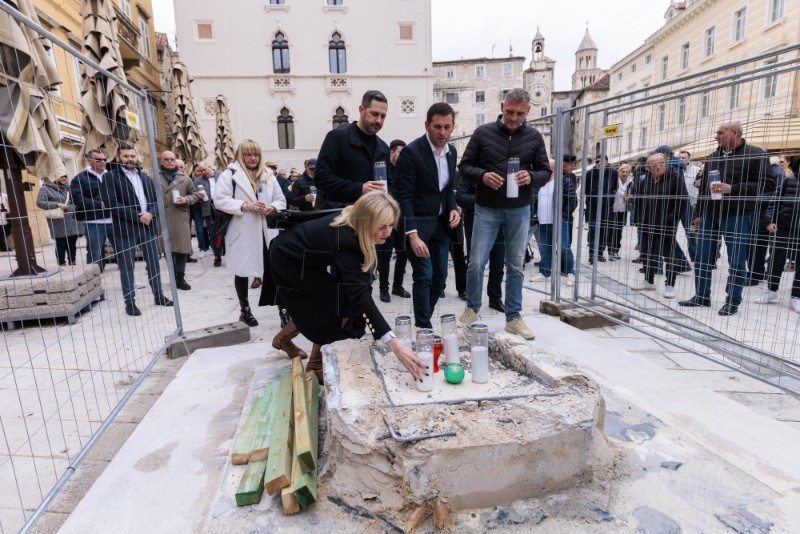  Split : Mirni prosvjed povodom uklanjanja štandarca s Pjace