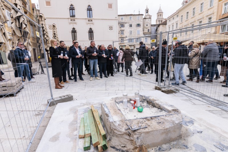  Split : Mirni prosvjed povodom uklanjanja štandarca s Pjace