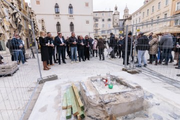  Split : Mirni prosvjed povodom uklanjanja štandarca s Pjace