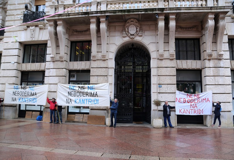 Rijeka: Prosvjed triju inicijativa ispred Gradske vijećnice