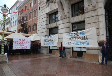 Rijeka: Prosvjed triju inicijativa ispred Gradske vijećnice