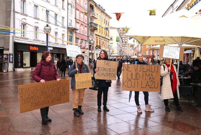 Rijeka: Prosvjed triju inicijativa ispred Gradske vijećnice