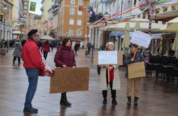 Rijeka: Prosvjed triju inicijativa ispred Gradske vijećnice