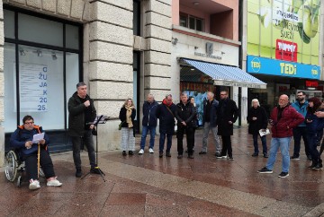 Rijeka: Prosvjed triju inicijativa ispred Gradske vijećnice