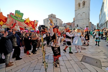 Zadar: Karnevalskom povorkom ulicama Poluotoka završeno “Karnevalsko vrime 2025.”