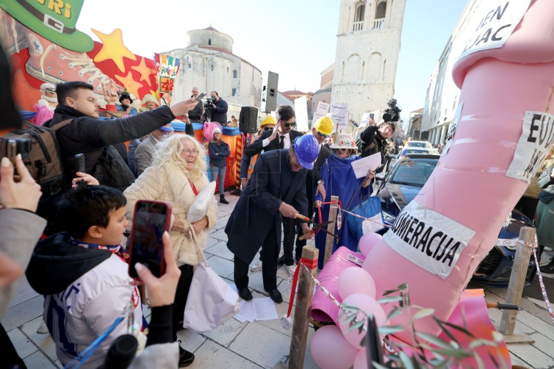 Zadar: Karnevalskom povorkom ulicama Poluotoka završeno “Karnevalsko vrime 2025.”