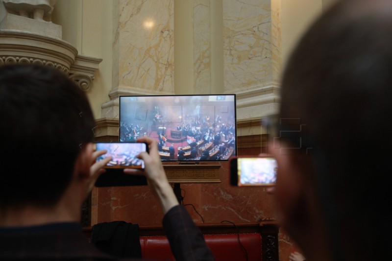 Dimne bombe, tučnjava i kaos u srpskom parlamentu