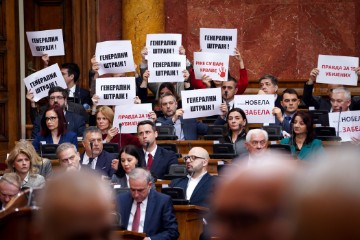 Dimne bombe, tučnjava i kaos u srpskom parlamentu