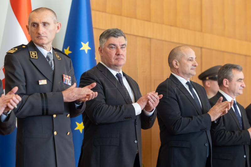 Milanović uručio bodeže i odlikovanja umirovljenim časnicima