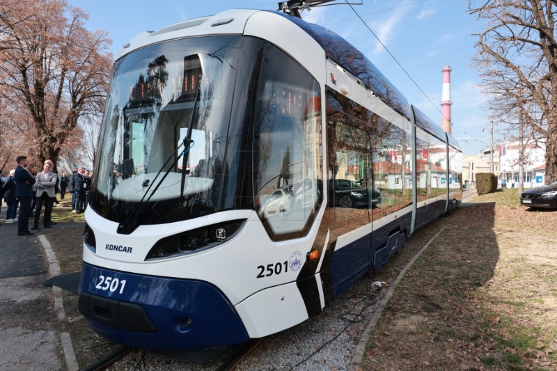 U Osijeku predstavljen novi Končarev tramvaj