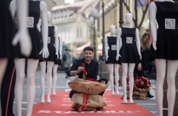 Solidarna - lutke u crni haljinama u Gajevoj ulici