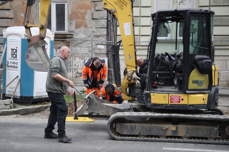 Radovi na ugradnji podzemnih spremnika za otpad u Žerjavićevoj ulici u Zagrebu