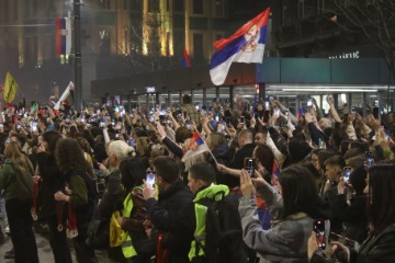 Beograd: Tisuće ljudi ovacijama dočekale studente iz cijele Srbije uoči prosvjeda