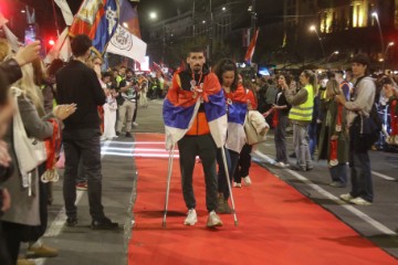 Beograd: Tisuće ljudi ovacijama dočekale studente iz cijele Srbije uoči prosvjeda