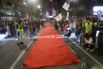 Beograd: Tisuće ljudi ovacijama dočekale studente iz cijele Srbije uoči prosvjeda