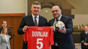 Predsjednik Milanović uručio odlikovanja Hrvatskoj rukometnoj reprezentaciji