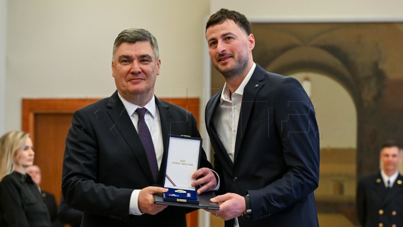 Predsjednik Milanović uručio odlikovanja Hrvatskoj rukometnoj reprezentaciji