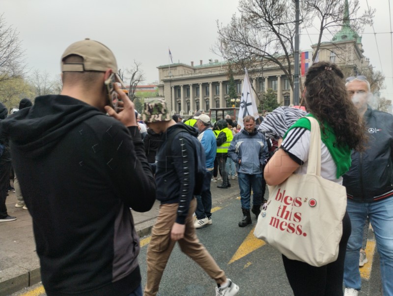 Masovni prosvjed u Beogradu, deseci tisuća ljudi na ulicama