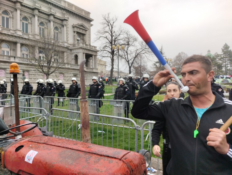 Masovni prosvjed u Beogradu, deseci tisuća ljudi na ulicama