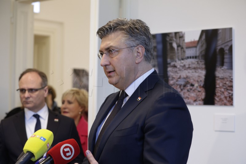 Premijer Plenković otvorio izložbu Hininih fotografija uoči pete godišnjice potresa