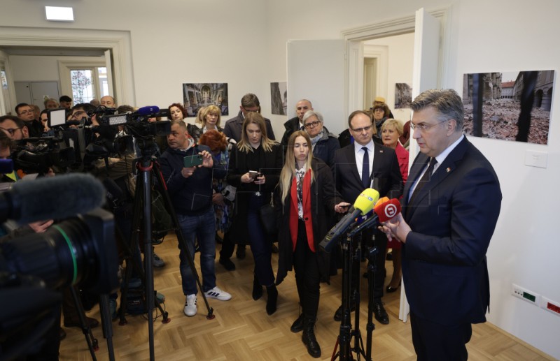 Premijer Plenković otvorio izložbu Hininih fotografija uoči pete godišnjice potresa