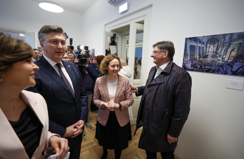 Otvaranje izlože Hininih fotografija '5 g./ 5.5 ML/R''