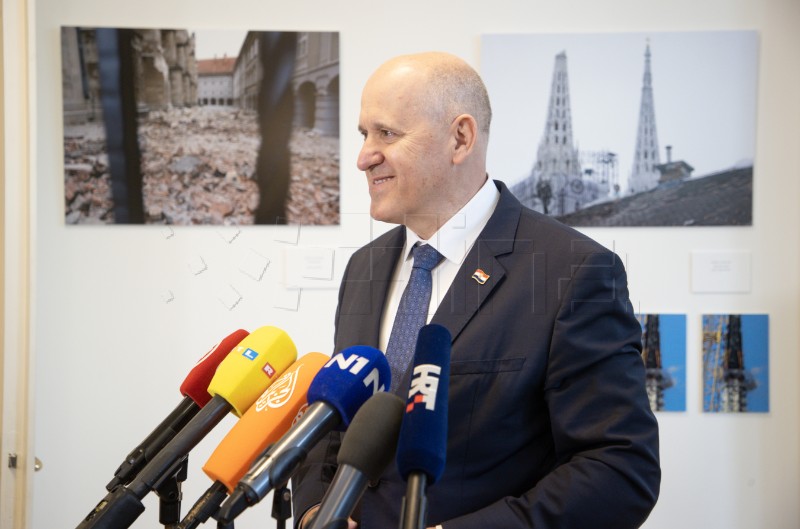 Otvaranje izlože Hininih fotografija '5 g./ 5.5 ML/R''