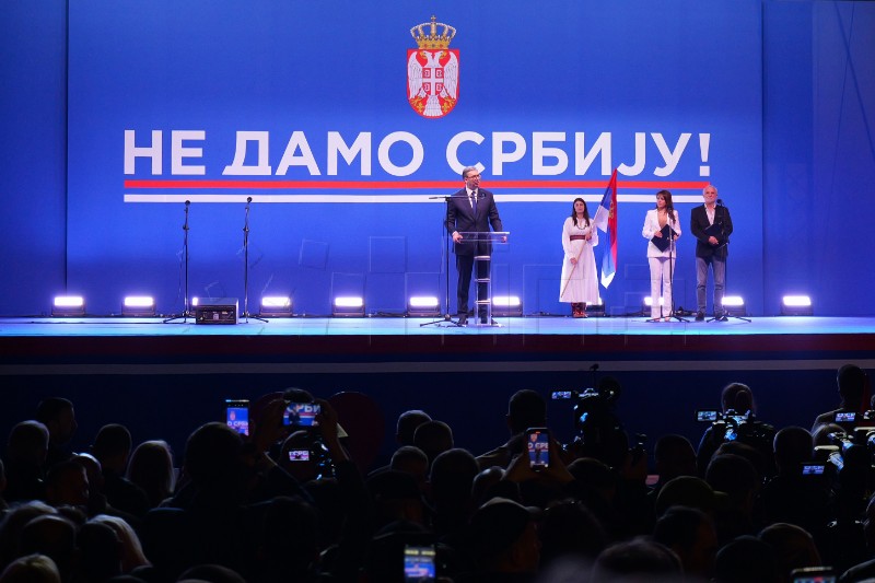 Vučić poručio svojim pristašama da je "završeno s obojenom revolucijom"