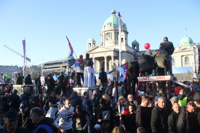 Vučić poručio svojim pristašama da je "završeno s obojenom revolucijom"