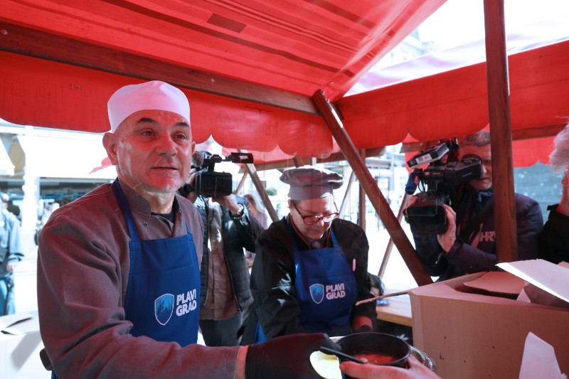 Kandidat za gradonačelnika Zagreba Ivica Lovrić dijelio bakalar građanima