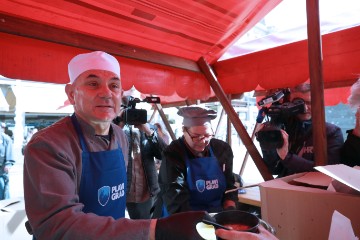 Kandidat za gradonačelnika Zagreba Ivica Lovrić dijelio bakalar građanima