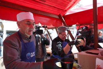 Kandidat za gradonačelnika Zagreba Ivica Lovrić dijelio bakalar građanima