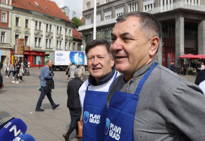 Kandidat za gradonačelnika Zagreba Ivica Lovrić dijelio bakalar građanima