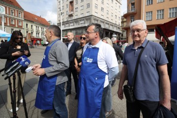 Kandidat za gradonačelnika Zagreba Ivica Lovrić dijelio bakalar građanima