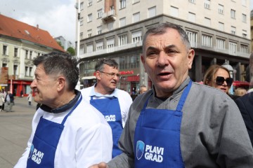 Kandidat za gradonačelnika Zagreba Ivica Lovrić dijelio bakalar građanima