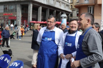 Kandidat za gradonačelnika Zagreba Ivica Lovrić dijelio bakalar građanima