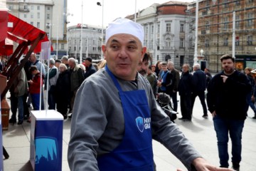 Kandidat za gradonačelnika Zagreba Ivica Lovrić dijelio bakalar građanima
