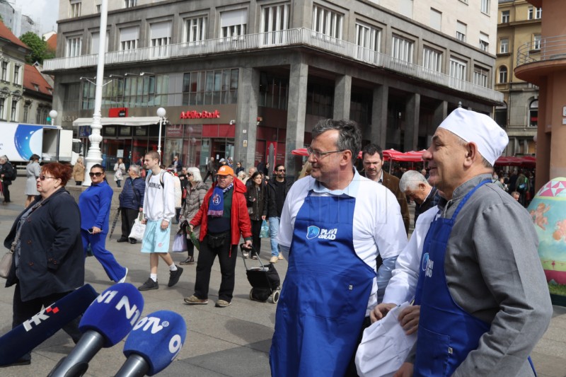 Kandidat za gradonačelnika Zagreba Ivica Lovrić dijelio bakalar građanima