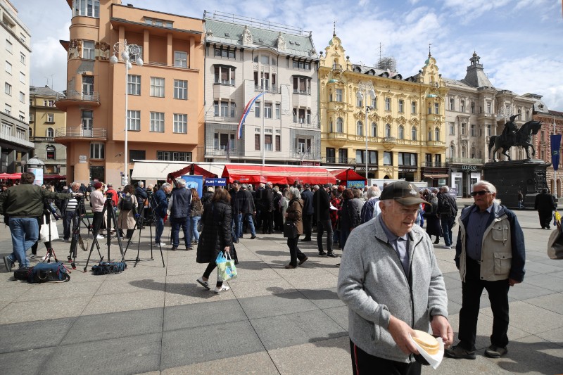 Kandidat za gradonačelnika Zagreba Ivica Lovrić dijelio bakalar građanima